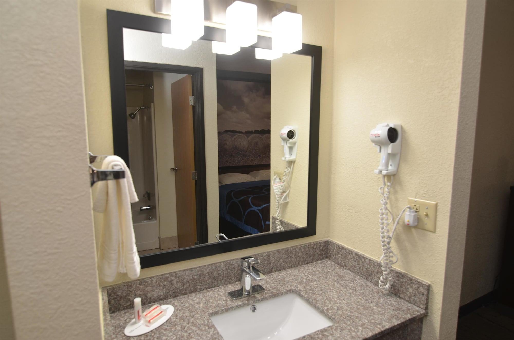 Super 8 By Wyndham Urbandale/Des Moines Area Motel Exterior photo
